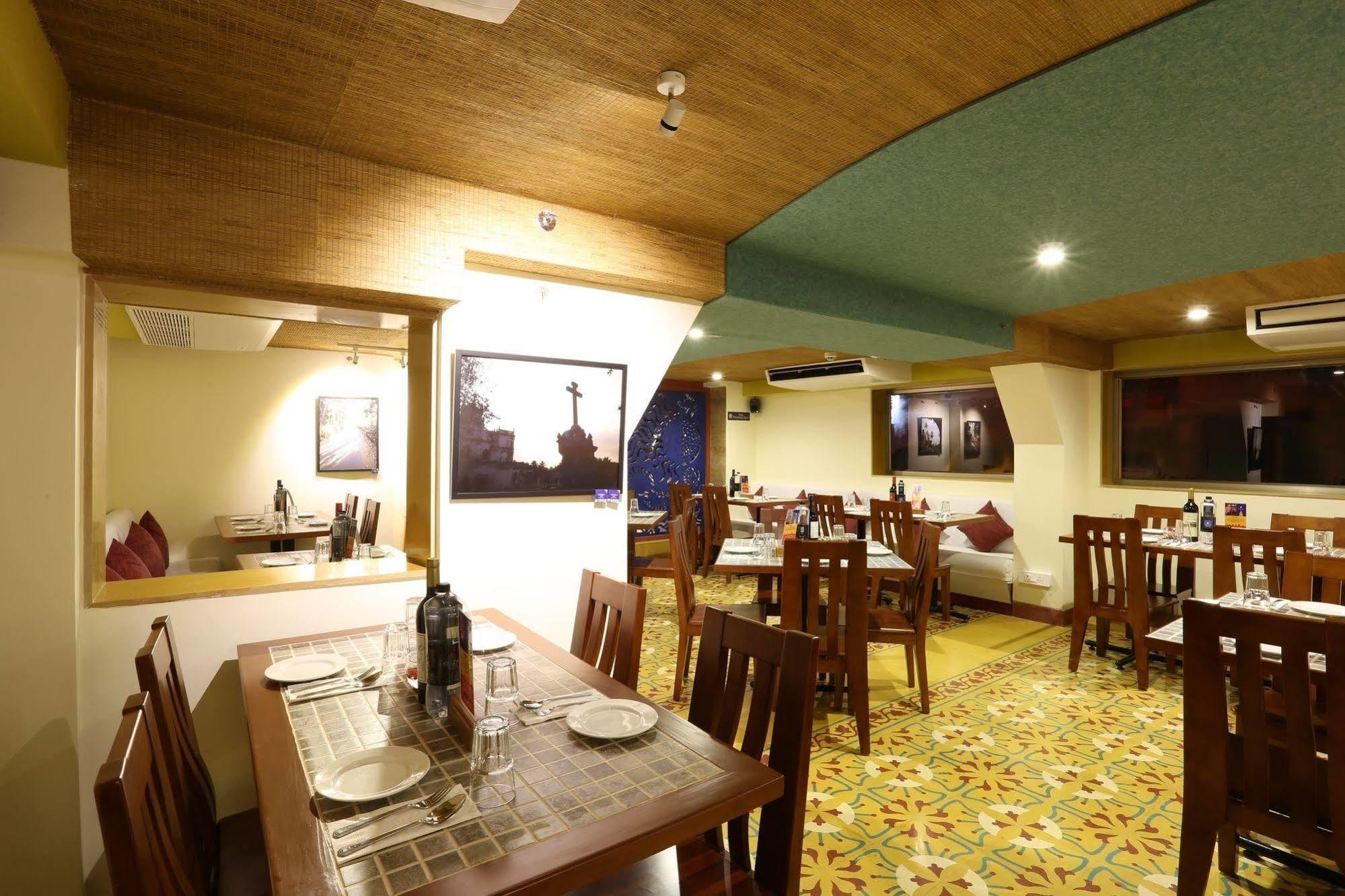 Grande Delmon Hotell Panaji Exteriör bild